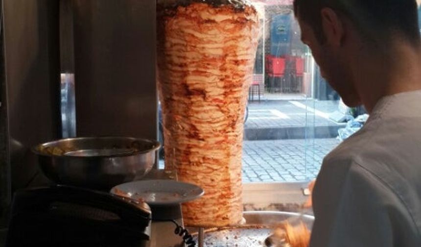 Trabzon’da 100 Gram Et Döner 150 TL’ye Satılıyor, Ucuz Döner Pankartı Şikayet Konusu Oldu